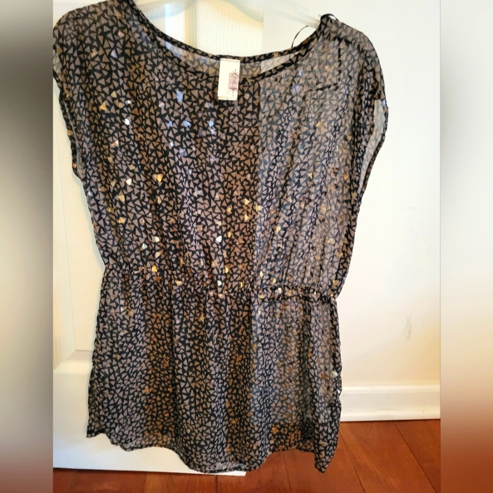 Super cute top from a boutique. Size small. Like new condition